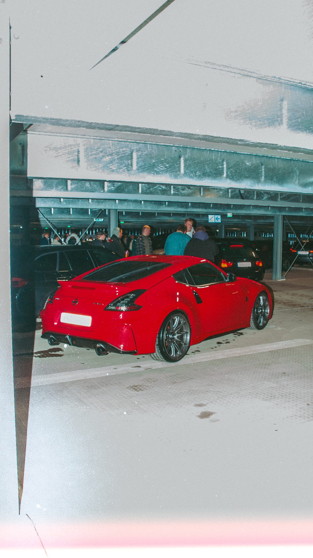 Roter Sportwagen in einer hellen Garage.