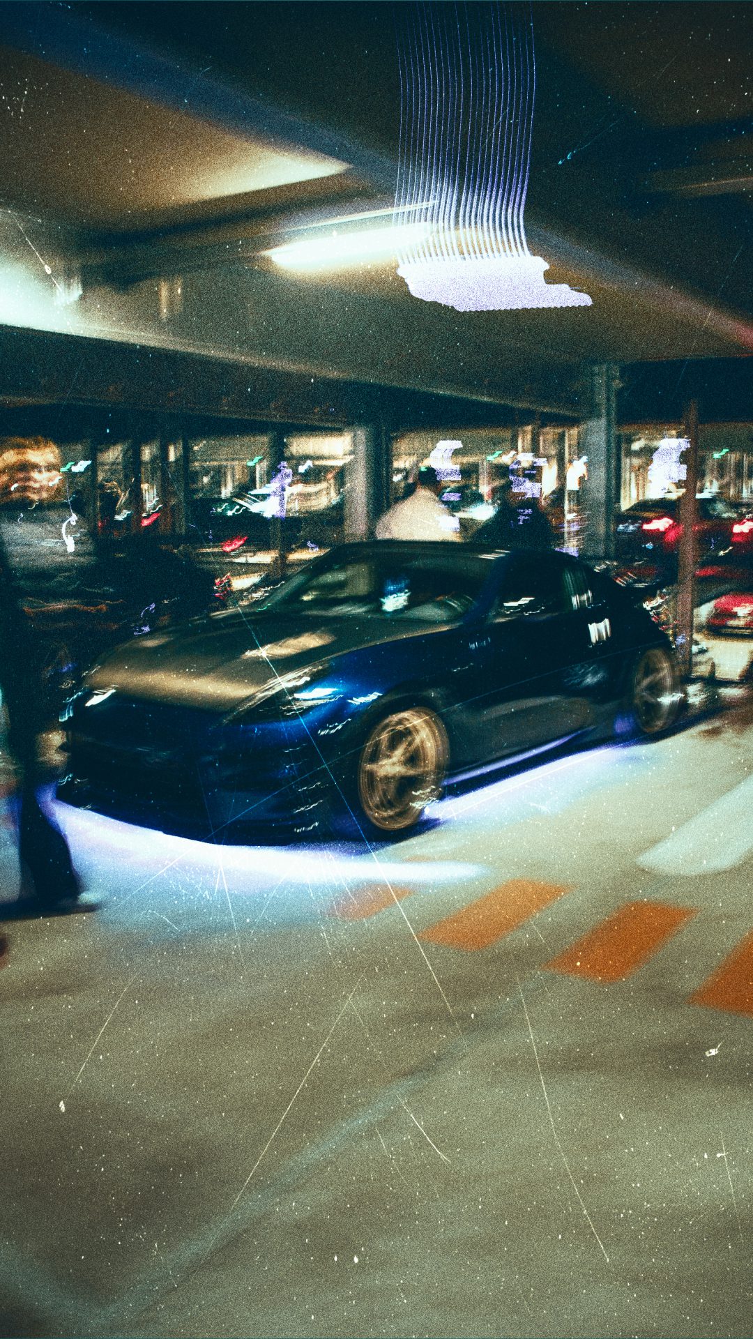 Dunkles Fahrzeug in einer urbanen Garage mit Lichtspuren.
